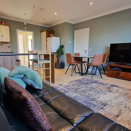 Cosy Two Bedroom Apartment *